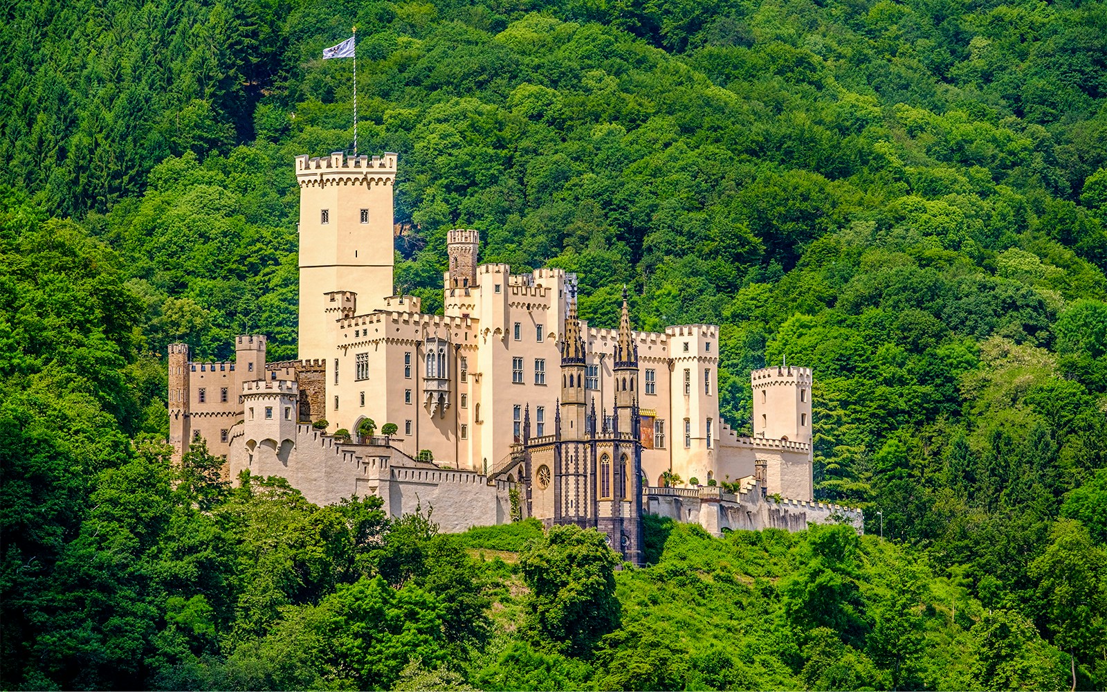 Schloss Stolzenfels von außen bei Tageslicht umgeben von grünen Bäumen