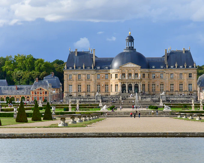 From Paris: Vaux-le-Vicomte & Fontainebleau Full-Day Tour with Optional Guide