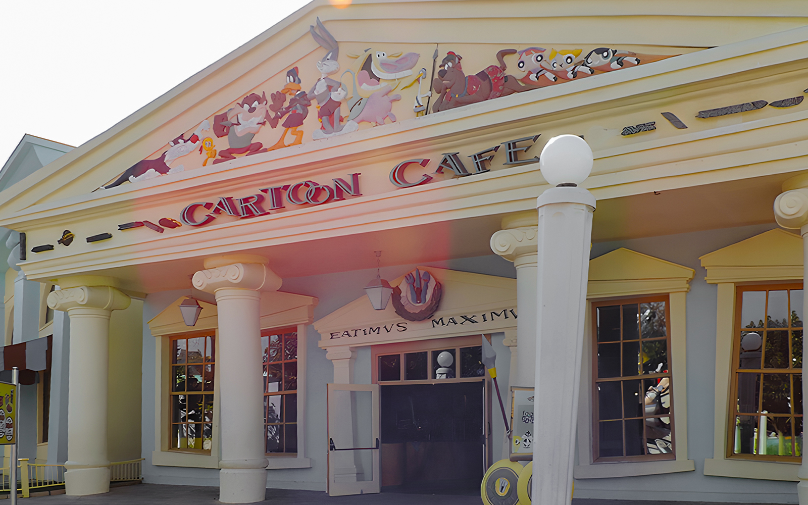 Cartoon Cafe entrance with character murals in Parque Warner Madrid.