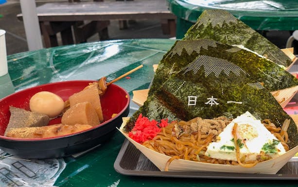 Traditional Japanese dishes with seaweed-wrapped rice and noodles on Mt. Fuji food tour.