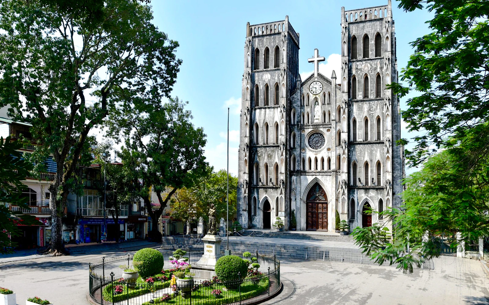 Hanoi: French Colonial History, Food & Train Street Coffee