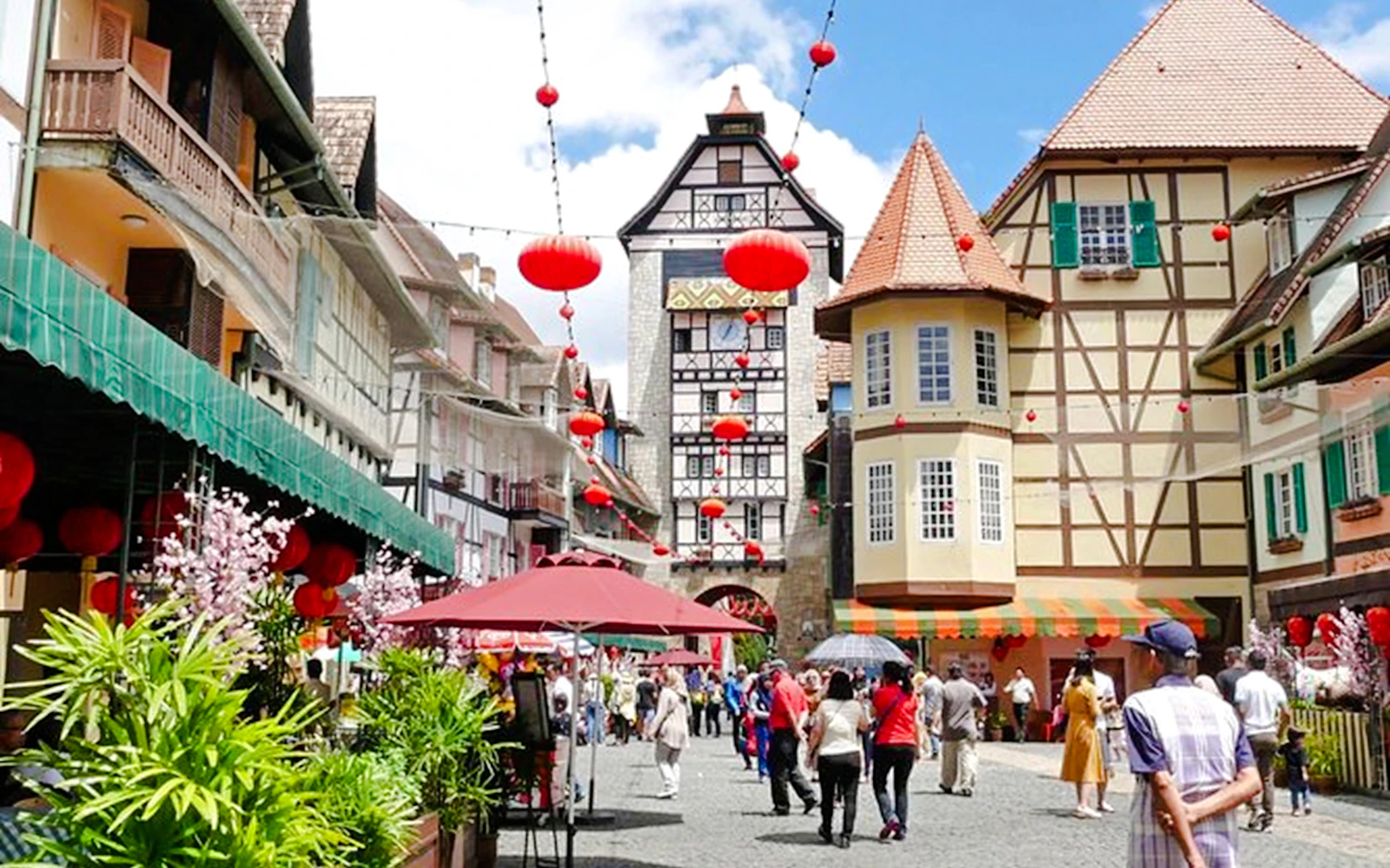 From Kuala Lumpur: Bukit Tinggi French Village and Genting Highlands Day Trip with Awana Skyway Cable Car Image 2