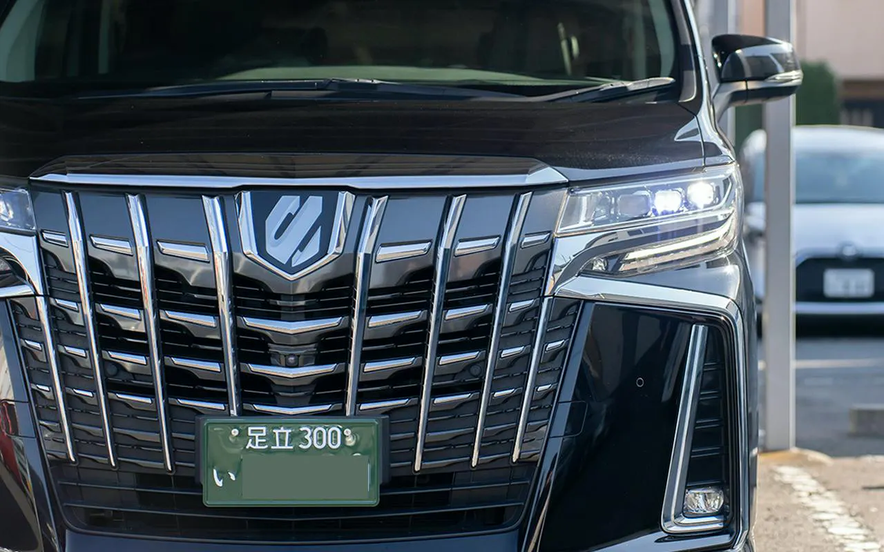 Luxury vehicle for Kyoto City private transfer to Osaka, Kansai Airport, Kobe, Nara, or Universal Studios Japan.