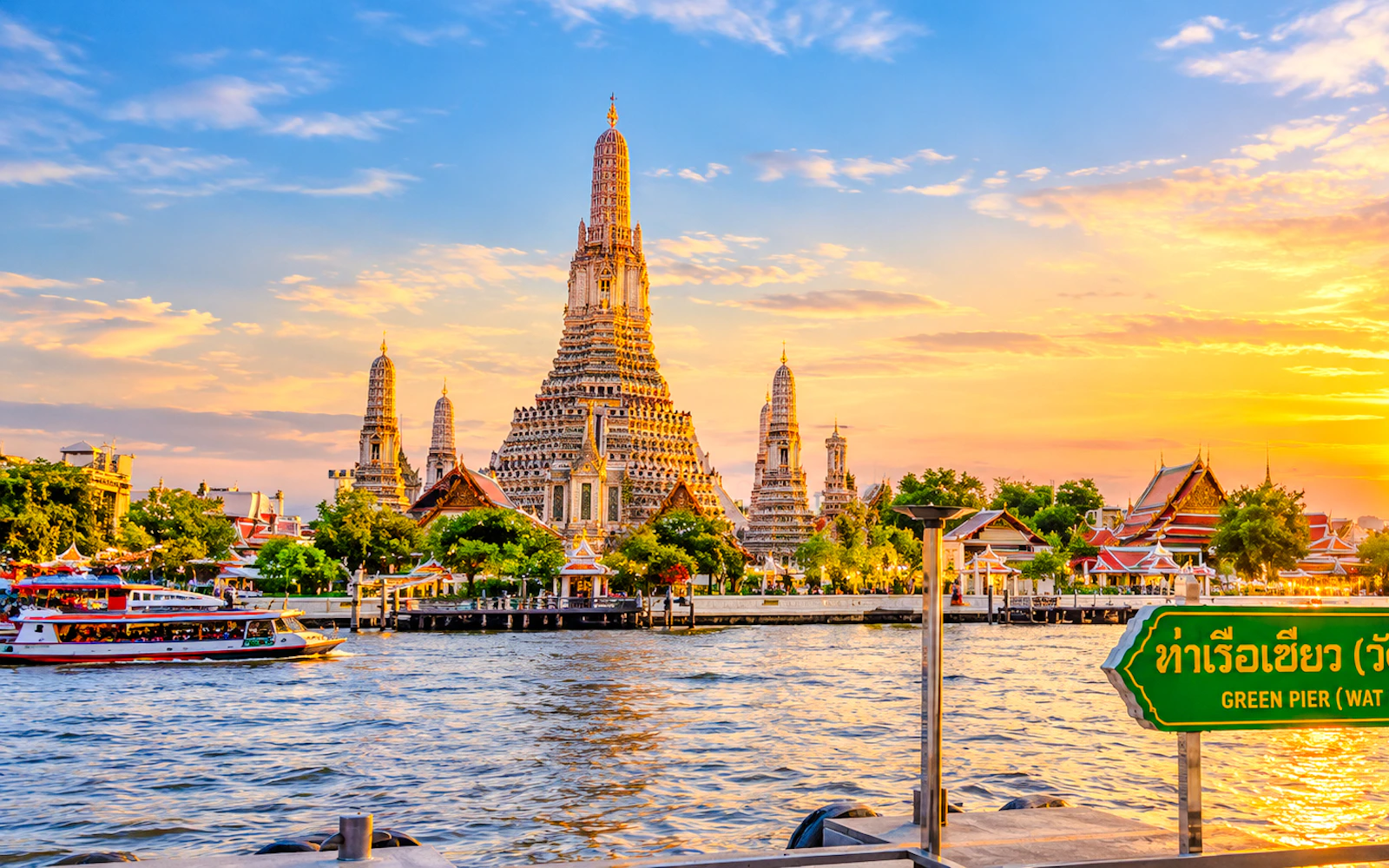 Bangkok Private Driver Service: Bangkok Art & Culture Centre, Wat Pho and Wat Arun