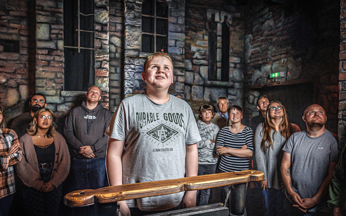 Visitors watching a performance at Hamburg Dungeon.