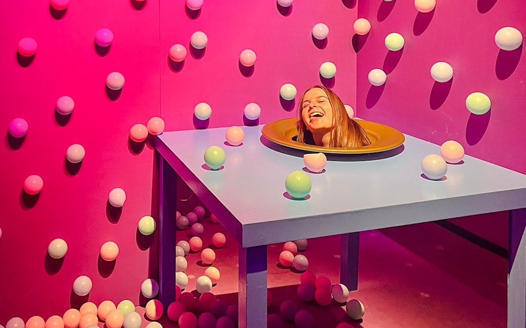 Guests enjoying interactive exhibit at Bubble Planet Berlin.