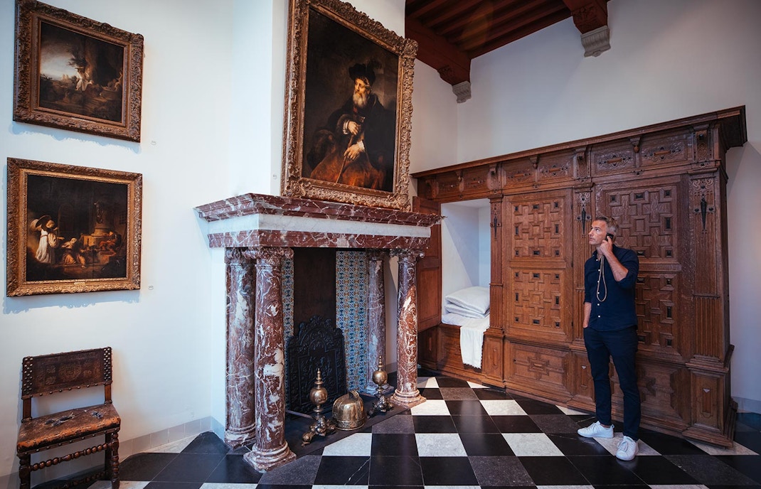 Hombre mirando un cuadro en la casa museo de Rembrandt