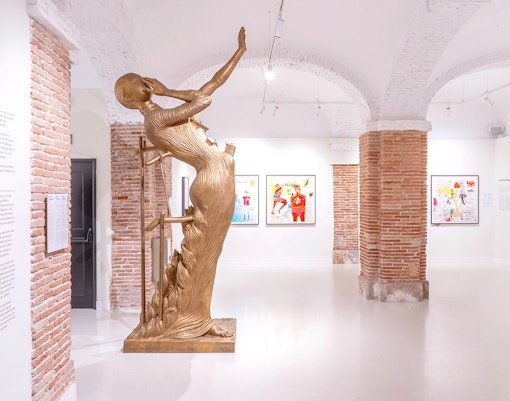 Visitantes admirando as obras de arte de Salvador Dali no Museu Moco em Barcelona, Espanha, com ingressos de entrada