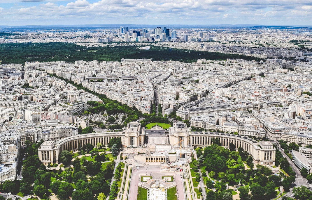 Die Spitze des Eiffelturms mit der Stadt Paris unter sich