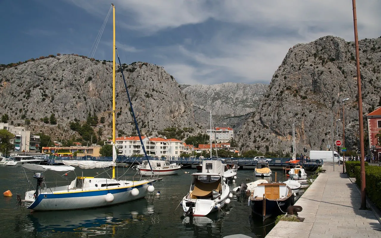 historische geführte tour durch omis und weinprobe in einer weinkellerei für erwachsene-10