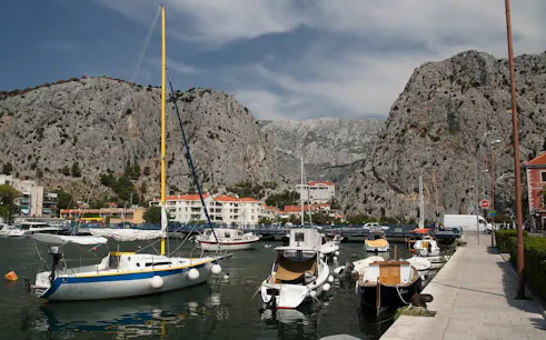 visita guiada histórica a omis y degustación de vinos en una bodega para adultos-1
