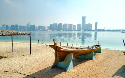 tour privado pela cidade de abu dhabi durante escala, com traslados do aeroporto e entrada na grande mesquita-1