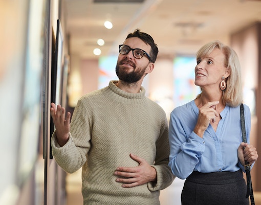 Personnes regardant un tableau