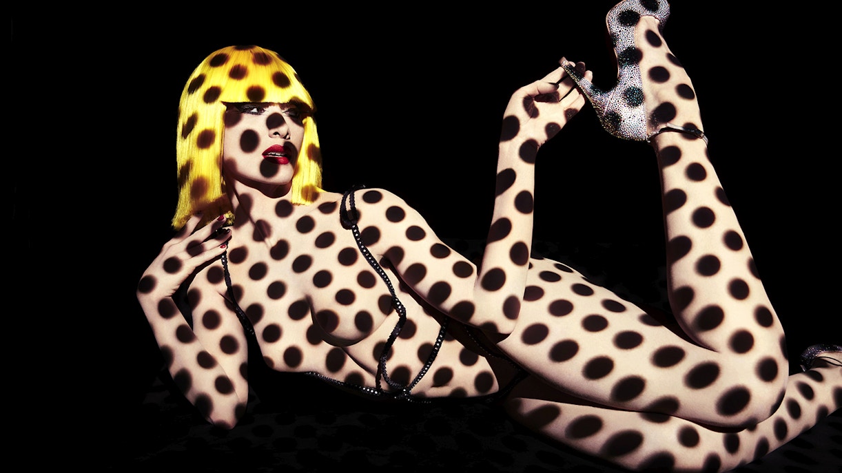 Artista actuando durante los espectáculos del Crazy Horse