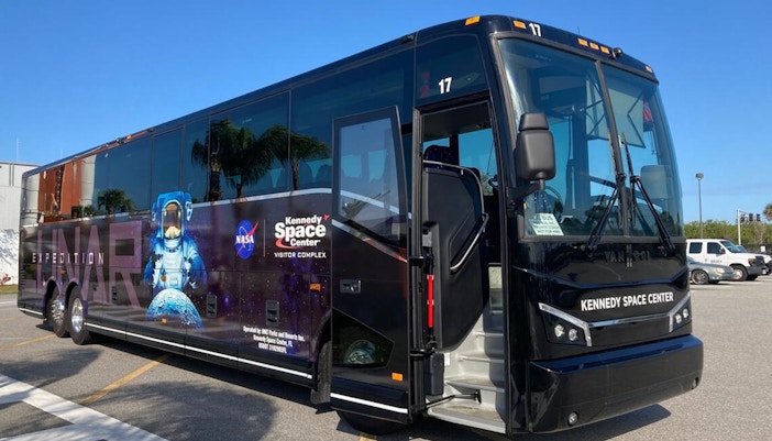 Kennedy Space Center atrás dos portões.