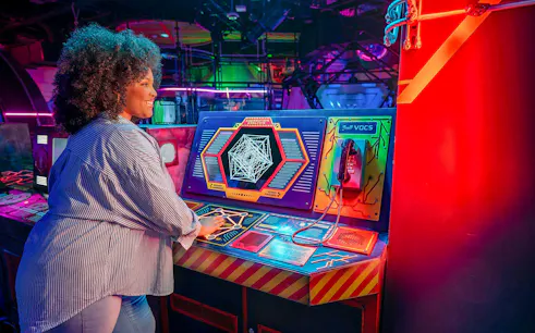 das omega mart-vip-paket von meow wolf mit sammler-ticket, umhängeband und 1 getränk-1