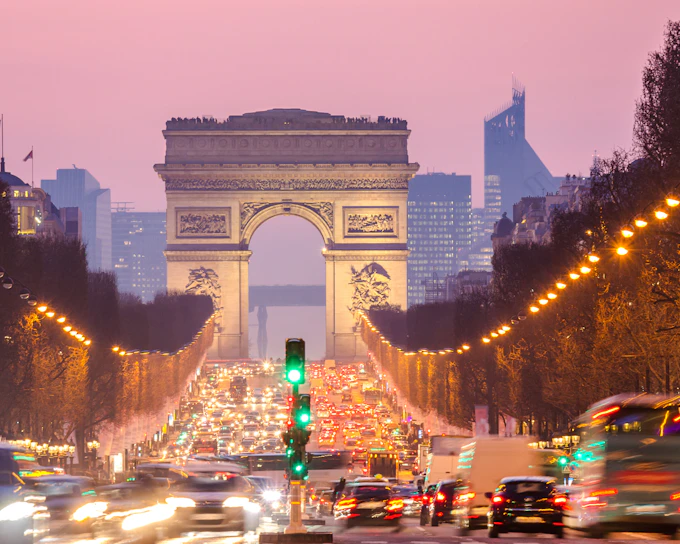 Paris Champs-Élysées Guided Macaron Tasting Walking Tour with Box of 8 Macarons