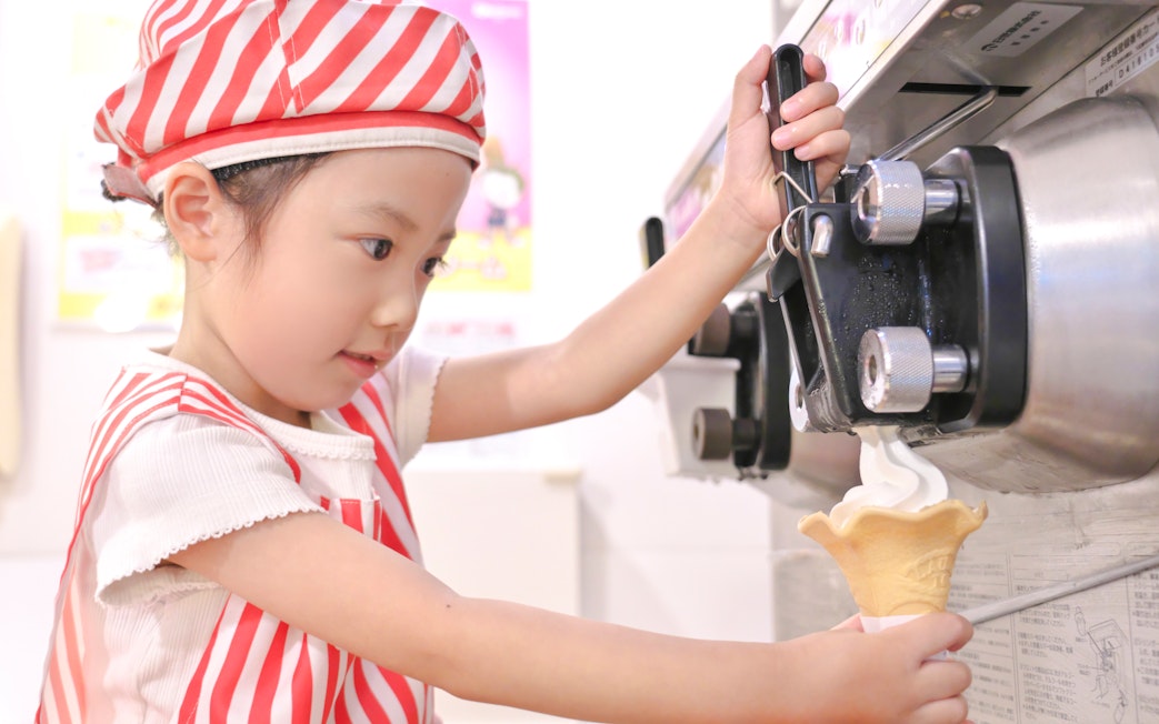 Kid serving ice cream at KidZania Tokyo.