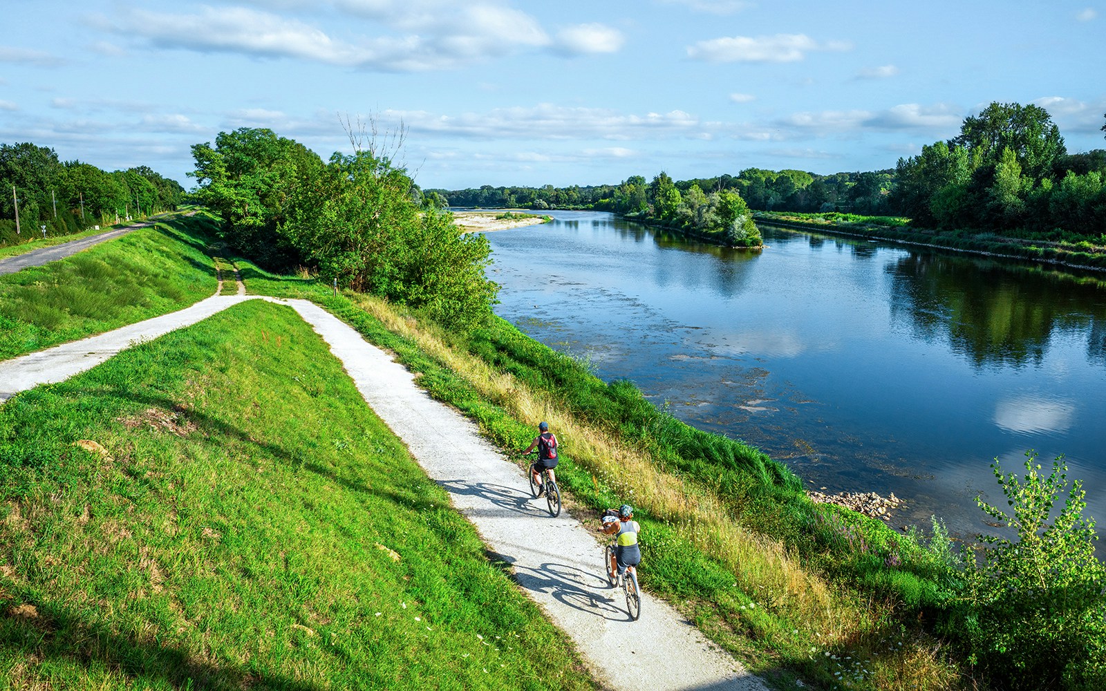 Bike along the Loire à Vélo trail