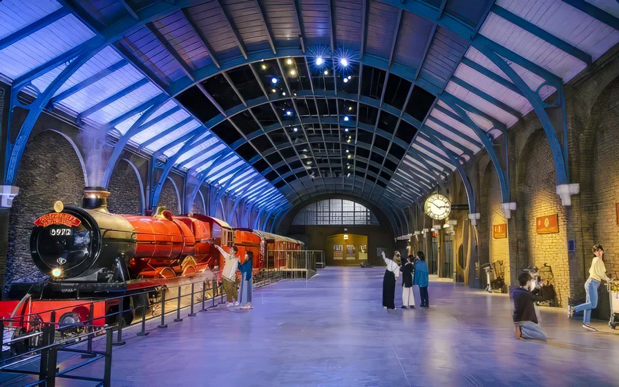 Hogwarts Express at Platform 9 ¾, Warner Bros. Studio Tour Tokyo.