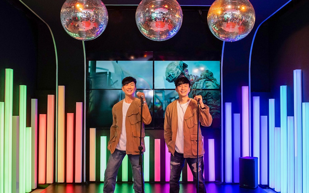 Wax figures of two singers with microphones at Madame Tussauds Singapore.