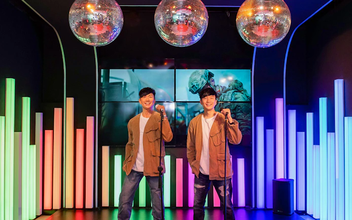 Wax figures of two singers with microphones at Madame Tussauds Singapore.