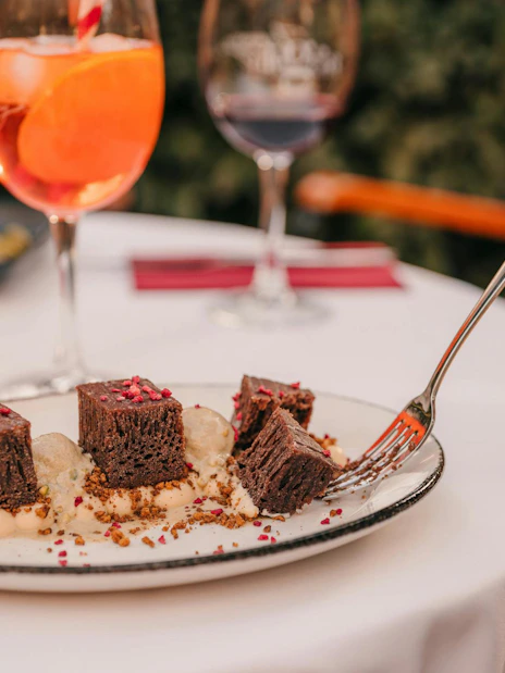 Dessert plate with chocolate squares at Tablao Jardines de Zoraya.
