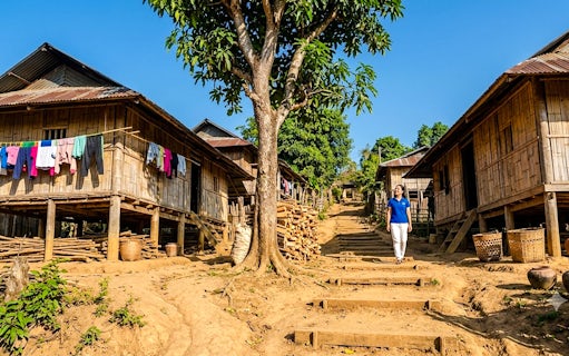 visita cultural en grupo pequeño por chiang mai: pueblo de las mujeres del cuello largo karen, el templo de plata, wat phra singh y wat chedi luang-3