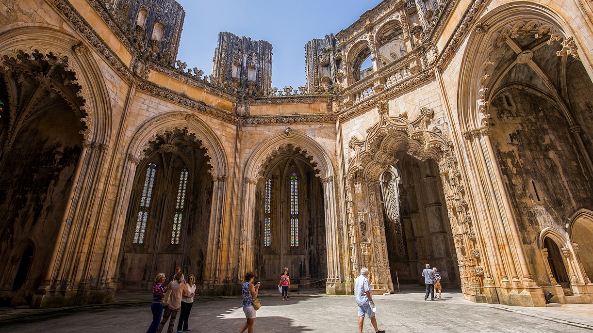 https://cdn-imgix.headout.com/media/images/cfef944051041a9bb2d2bdfb407cbc01-19862-lisbon-batalha-monastery-05.jpeg