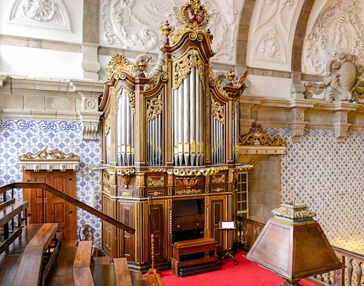 MMIPO Museu e Igreja da Misericórdia do Porto interior with historical artworks displayed.