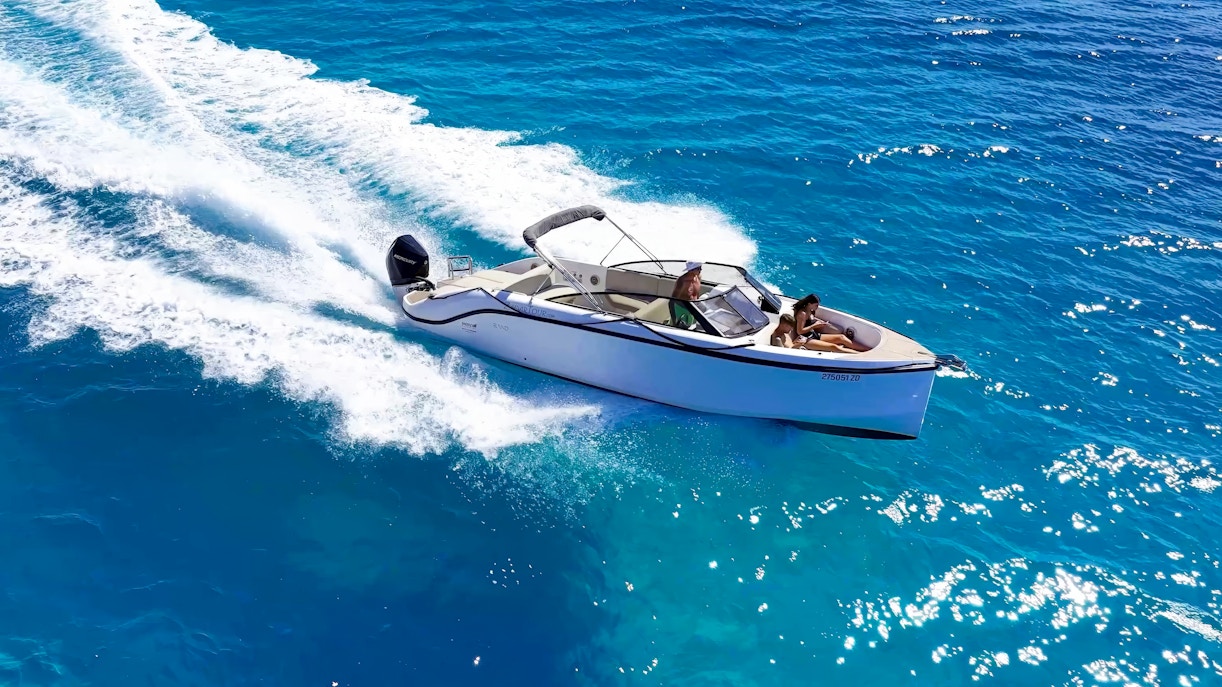 Speedboat on Adriatic Sea during Zadar tour with local food and snorkeling.