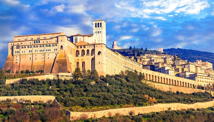 Assisi Basilica with tourists on a small group tour from Florence to Cortona and Passignano Sul Trasimeno.