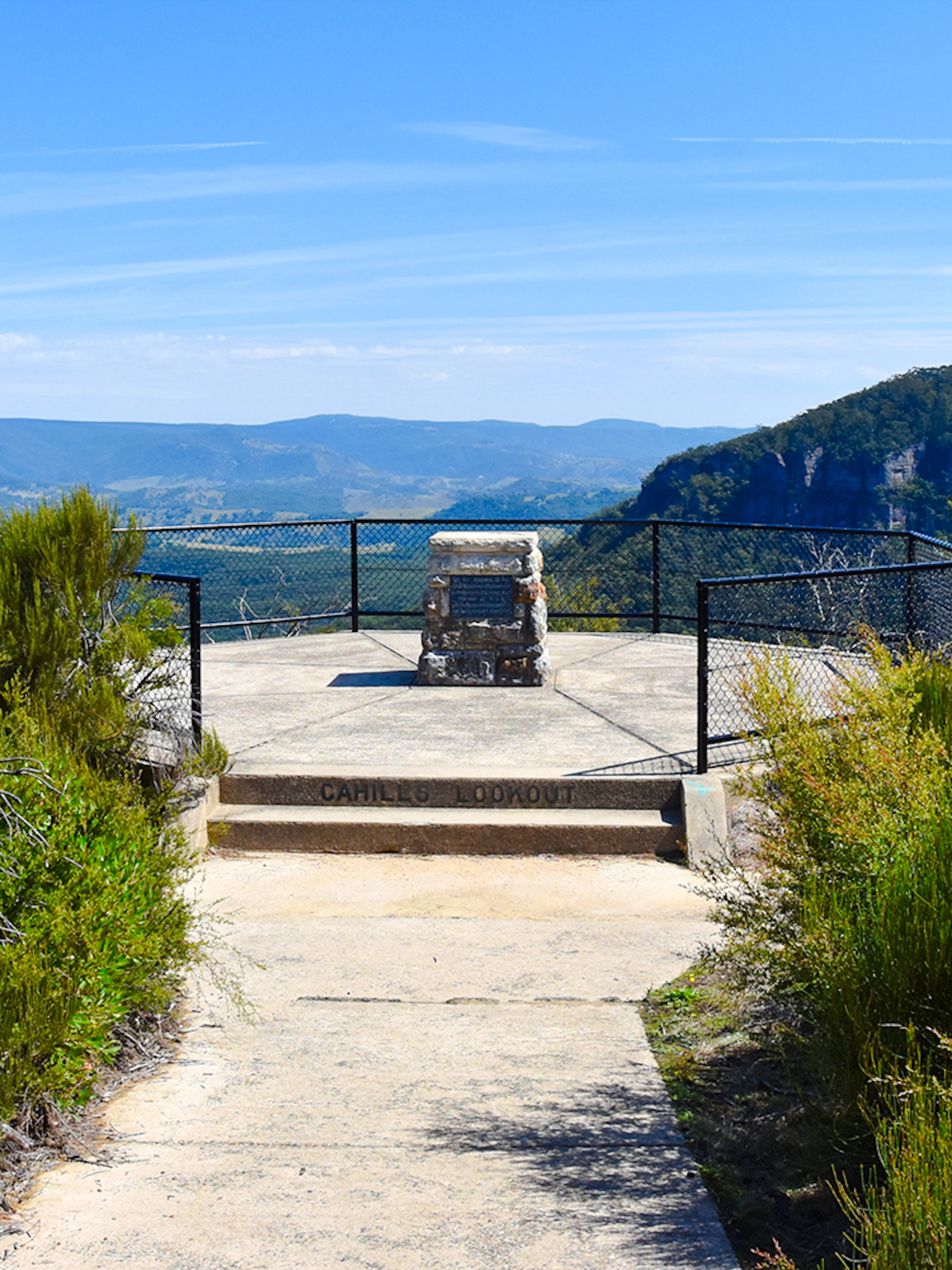 Cahill's Lookout viewing platform overlooking Blue Mountains landscape, Australia.