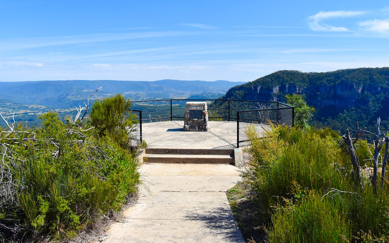 Cahill's Lookout viewing platform overlooking Blue Mountains landscape, Australia.