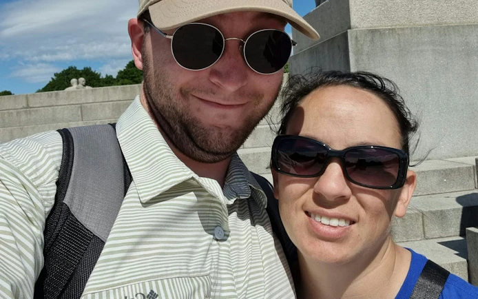 Couple exploring Oslo on Amalie Skram's self-guided city tour.
