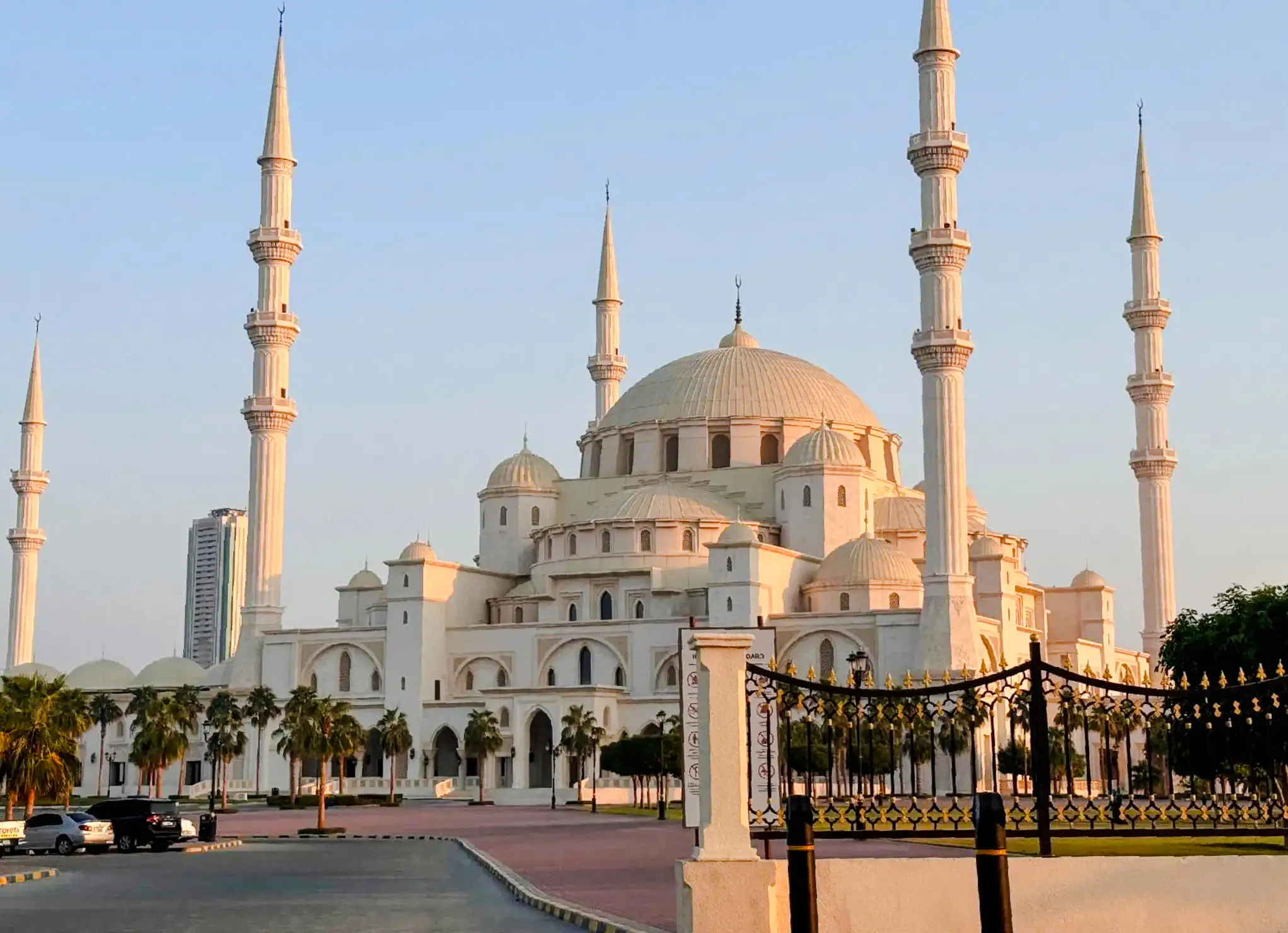 Sheikh Zayed Mosque in Fujairah with minarets and palm trees.