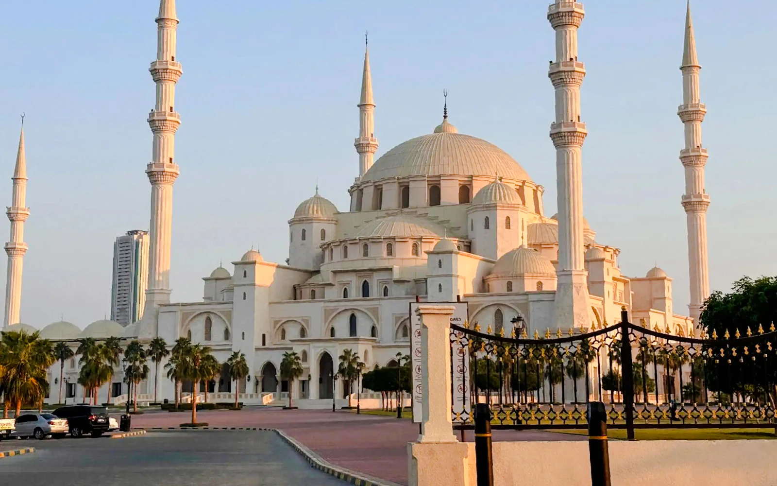 From Dubai: Guided Fujairah City Tour with Fujairah Sheikh Zayed Grand Mosque & Fort Entry (Product 56022)