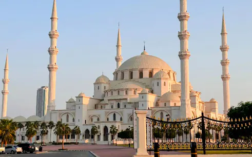 Sheikh Zayed Mosque in Fujairah with minarets and palm trees.