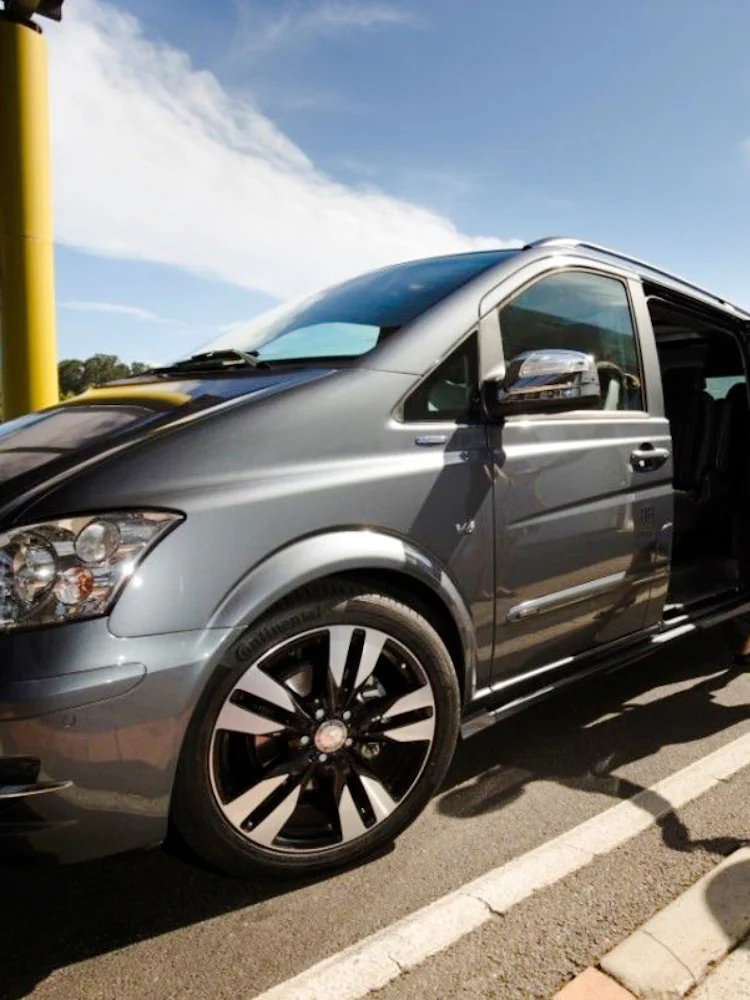 #auckland airport one-way private minivan transfer to/from city hotels-1