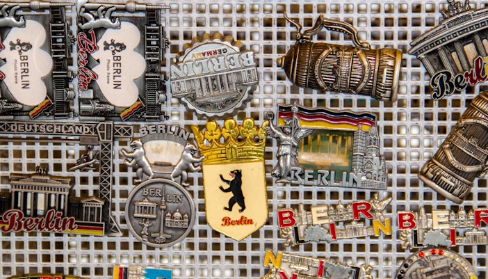 Souvenirs mit verschiedenen Motiven aus Berlin