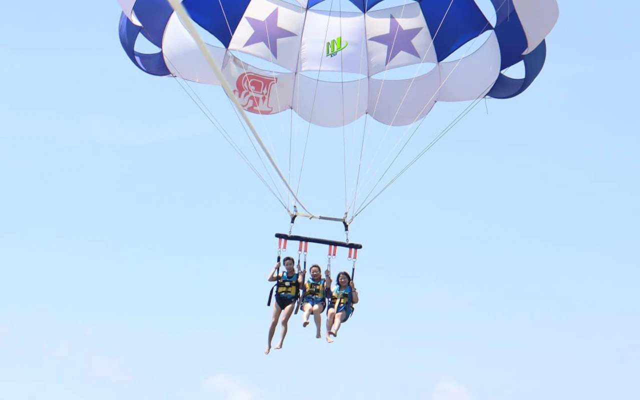 Parasailing-Erlebnis über dem Meer bei Nusa Dua inklusive Ausrüstung und Abholung vom Hotel — 2