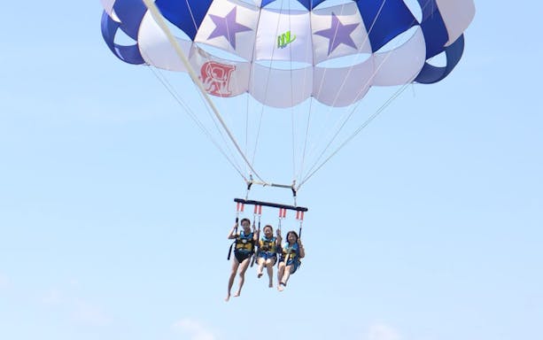 nusa dua denizi üzerinde ekipman dahil ve otelden servis hizmeti ile parasailing deneyimi-2