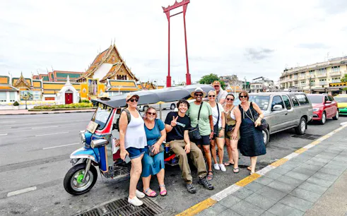 visita guiada en tuk-tuk por los templos reales de bangkok con traje tradicional tailandés-1