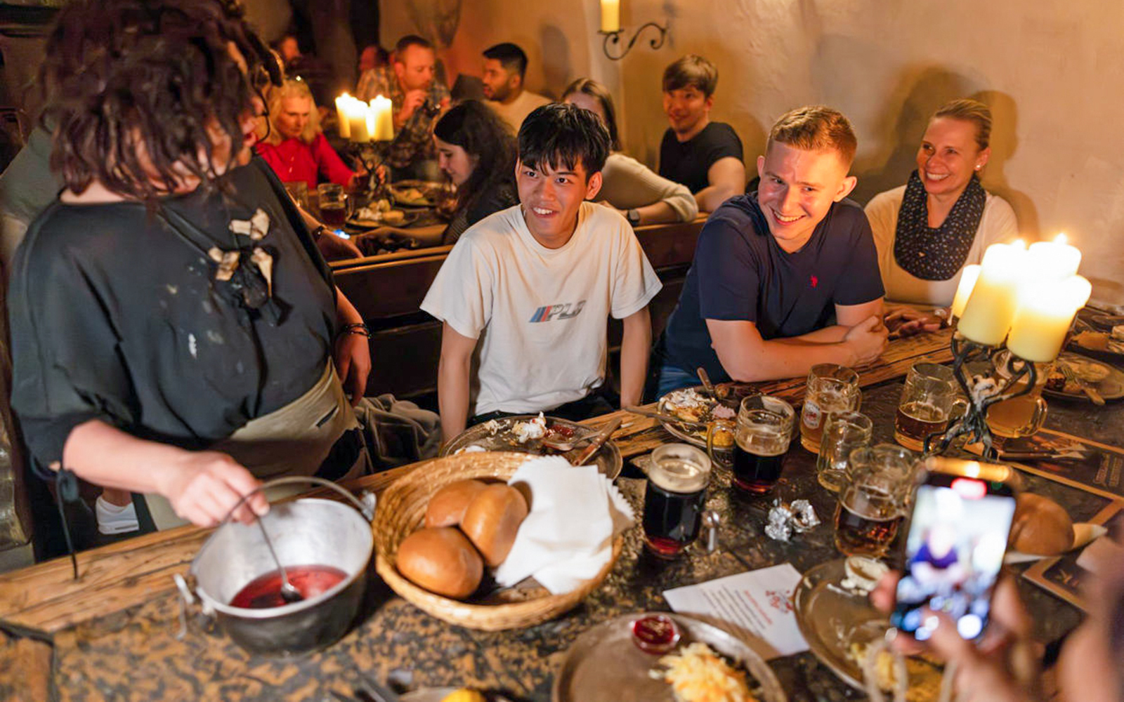 Diner in een middeleeuwse taverne