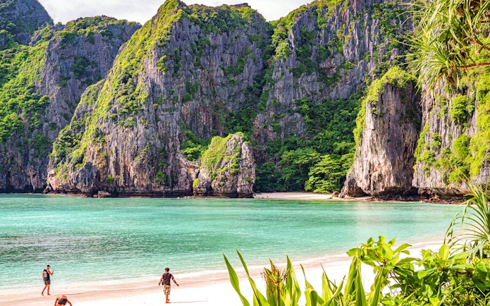 Dramatic limestone cliffs and turquoise waters at Phi Phi Islands, Thailand.