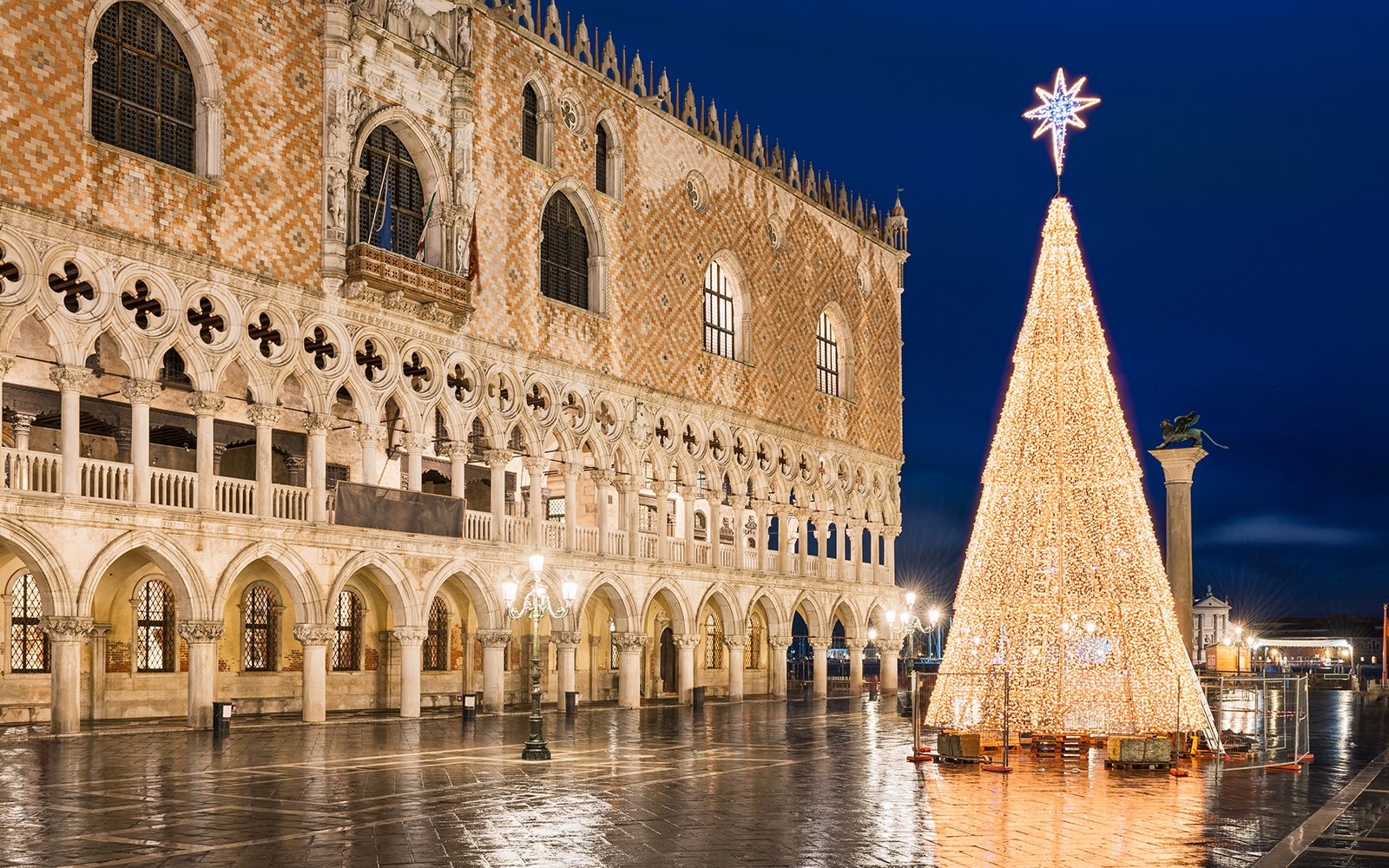 Doge’s Palace with illuminated Christmas tree in Venice, Italy.