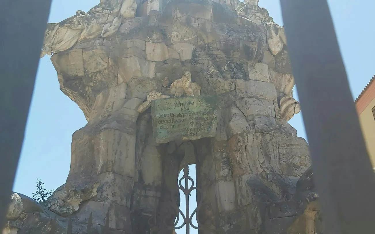 Stone monument with inscription in Córdoba, part of the self-guided city exploration game.