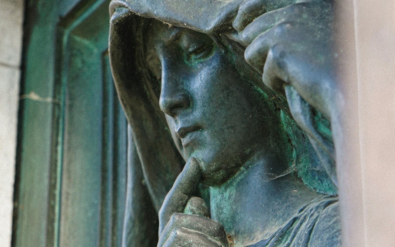 visite à pied en petit groupe du cimetière du père-lachaise, suivie d'une dégustation de vin et de fromages dans un bar du quartier-4