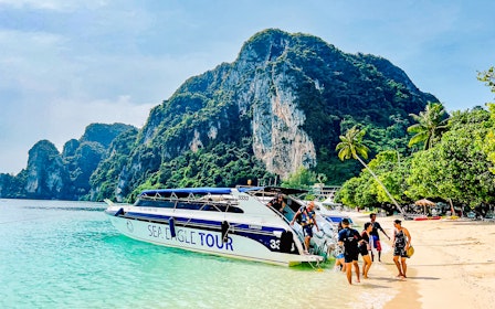 From Krabi: Early Bird Phi Phi & 4 Islands Tour by Speedboat with Breakfast, Lunch & Transfers