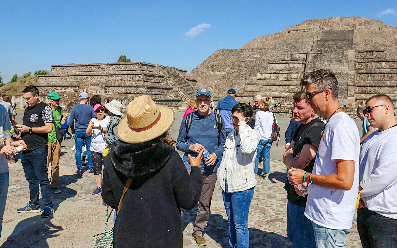 Tour group exploring Teotihuacán pyramids during balloon flight excursion.
